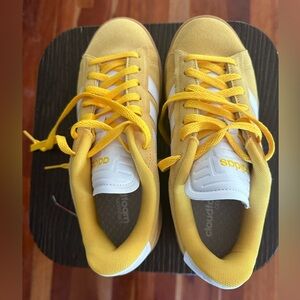 Adidas Grand Court Yellow & White Women’s shoe, size 8.  Excellent condition.